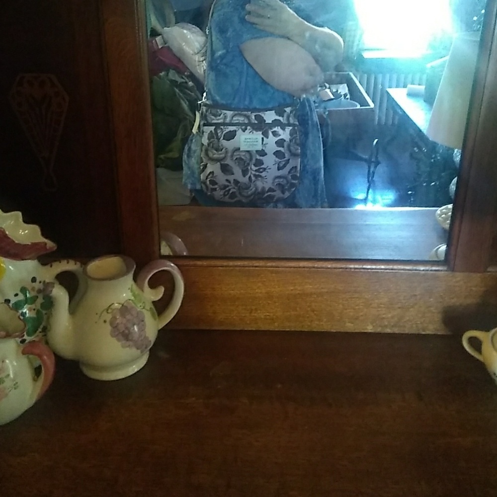 ONE left Floral Crossbody pocketbook - Picture 7 of 7